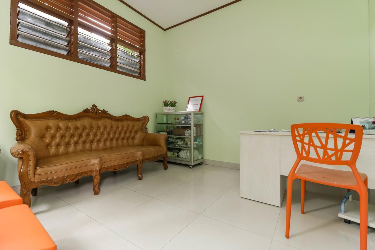 Reddoorz Plus @ Karet Pedurenan 3 Jakarta Exterior photo